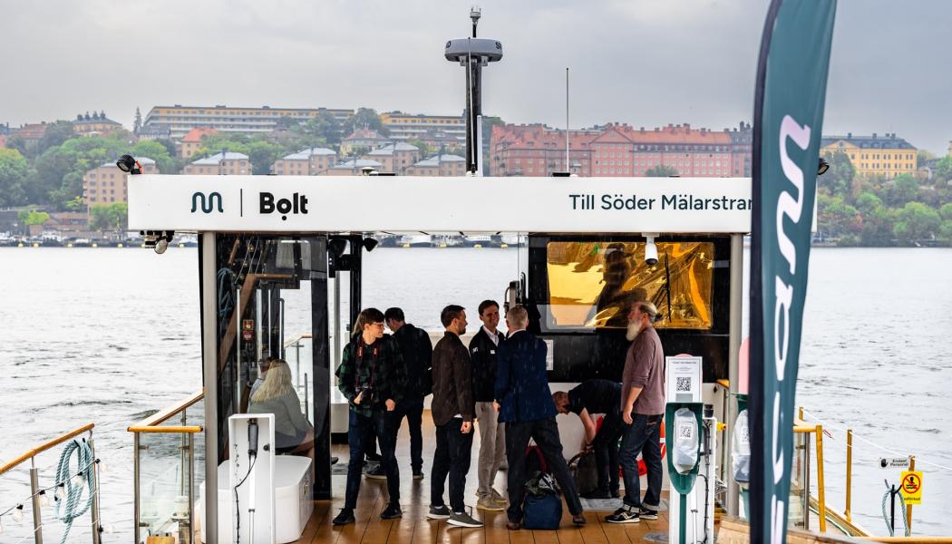 För att möjliggöra kunna bemanna färjor enbart med operatörer från ett ROC krävs en tillförlitlig uppkoppling av kameror och annan teknik via 5G både ombord och på land, vilket gör att operatören kan observera omgivningen i realtid. Tester, som har anmälts till och behandlats av Transportstyrelsen, pågår nu under sommaren i ett gemensamt projekt med RISE och DNV. Foto: Zeam