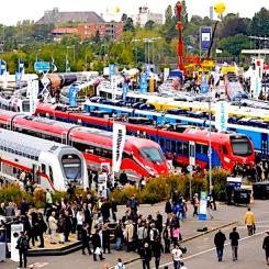 Hjärtat i InnoTrans är det imponerande spårområdet där över 110 fordon för både person- och godstransport ställs ut. På en sträcka av 3 500 meter spår visas allt från höghastighetståg och regionaltåg till spårvagnar och hybridlokomotiv. Här får besökare chansen att se tekniken på nära håll och uppleva framtidens transportmedel. Foto: Innotrans