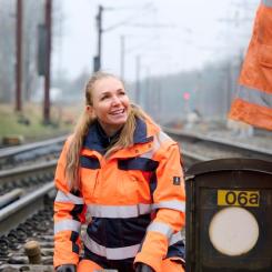 När Anna Westergaard Dethlefsen kom till Banedanmark för lite mer än ett par år sedan, upptäckte hon snabbt att hon var den första kvinnan inom yrkesområdet signalteknik på fjärrbanan. Foto: Banedanmark