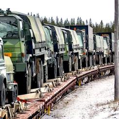 Finländska Försvarsmaktens utrustning på väg med tåg i Rovajärvi. FOTO: Finlands försvarsmakt