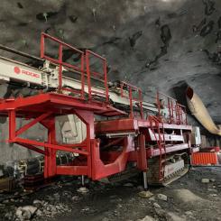 Med denna 38 ton tunga maskin borrades 39 meter långa hål för ett antal rör runt tunnelns profil. I rören pumpades sedan en blandning av salt och vatten som frös området till minus fem grader. När hela sträckan var nerfryst började arbetet med att spränga, lasta ut och förstärka. Arbetet pågick parallellt i båda blå linjens spårtunnlar nära Gullmarsplan i södra Stockholm. 
FOTO: OHLA