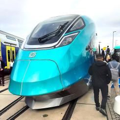 Det kinesiska företaget CRRC visade upp sitt senaste tillskott inom hållbar järnvägsteknik – CINOVA H2, världens första vätgasdrivna intercity-tåg. 
Foto: Markku Björkman