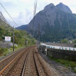 Utsikt från bakänden på ett tåg, av den jordskredsdrabbade Maurienne-linjen som klättrar uppför Mauriennedalen och anländer till Saint-Michel-de-Maurienne, i Savoie, Frankrike. Foto: Wikipedia Common, kredit: Florian Pépellin