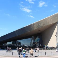 Rotterdam har en "cool" Centralstation. Stationstorget I den ursprungliga designbeskrivningen var en sak av största vikt: den nya centralstationen skulle ha en väl fungerande kollektivtrafikterminal med tillräckligt med utrymme för det växande antalet användare. Den gamla stationen hade varit för liten i många år. Den mycket större hallen och den breda gångtunneln är därför mycket viktiga delar av byggnaden. Utöver denna funktionalitet har Centralstationen också fått en storstadsförvandling där byggnaden och det nya stationstorget flyter samman. Det har designats som en helhet. Arkitekterna Adriaan Geuze, Benthem Crouwel Architekten, MVSA Architects och West 8 Urban Design & Landscape Architecture arbetade med projektet mellan 2005 och 2014. Foto: Wikipedia Common Lic. Fotograf: Fred Romero från Paris, Frankrike