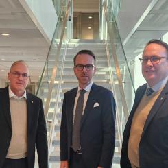 På bilden syns från vänster. Ulric Långberg, Samhällspolitisk chef, Sveriges Åkeriföretag. Andreas Carlson, Infrastruktur- och bostadsminister. Peter Svensson, Teknik och Infrastruktur, Sveriges Åkeriföretag. Foto:  Sveriges Åkeriföretag