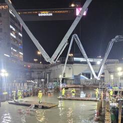 Gjutningen vid Slussen genomfördes på en stor yta som var fylld med vatten, likt en enorm vattenbassäng.
FOTO: Skanska