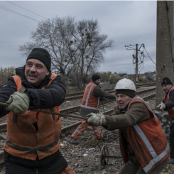 En av bilderna i projektet "Iron people". Järnvägsarbetarna Vitalii Yakovenko, Ivan Gordakov, Volodymyr Tihonenko och deras kollegor reparerar en del av järnvägen i regionen Izium som förstörts av rysk beskjutning. Foto: Jelle Krings