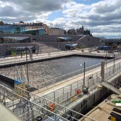 Mälartrappan ”klyver” byggnaden Mälartorget i två delar och utgör en förbindelse mellan Vattentorget och Södermalmstorg som ligger cirka 12 meter högre upp.
FOTO: Stefan Carlsson