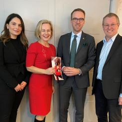 På bilden: Elvira Sofic, näringspolitisk expert Tågföretagen, Anna Grönlund, branschchef och vice vd Sveriges Bussföretag, infrastruktur- och bostadsminister Andreas Carlsson och Johan Wadman, vd Svensk Kollektivtrafik. Foto: Svensk kollektivtrafik