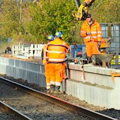 Bygget av en hållplats för lokaltåg i Schleswig-Holstein. Tyska passagerarorganisationen PRO BAHN uppmanar därför Schleswig-Holstein och NAH.SH att snabbt planera återaktiveringen av ytterligare järnvägsspår. Foto: NAH.SH
