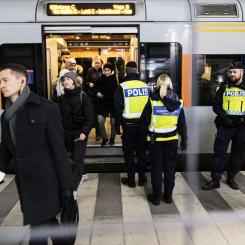 Johan Nilsson/TT: Polis och passkontrollanter på väg ombord för att kontrollera ett Öresundståg på station Hyllie i Malmö. Arkivfoto.