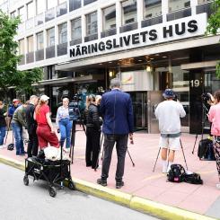 Chris Anderson/TT: Pressuppbåd utanför Näringslivets hus i Stockholm där förhandlingarna avslutats och besked om strejk kommit.
