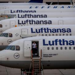 Michael Probst/AP/TT: Lufthansas flygplan kan lyfta. Arkivbild.