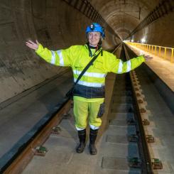 Terje Pedersen/NTB/TT: Projektledaren Anne Kathrine Kalager visar stolt upp den nya tunneln.