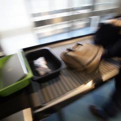Fredrik Sandberg / TT: Handbagage passerar en röntgenapparat på Arlanda flygplats. Arkivbild.