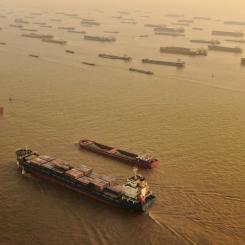 Chinatopix/AP/TT: Yangtze är en starkt förorenad flod, men nu satsas det på bättre miljö. Arkivbild.