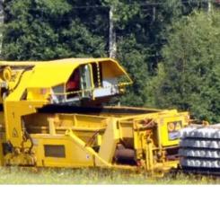 En spårbytesmaskin arbetar längs järnvägen. Maskinen används för att byta räler och slipers vid större underhållsarbeten. Foto: Trafikverket