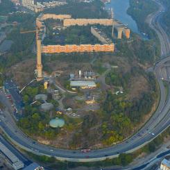 Flygfoto över Henriksdals reningsverk och Henriksdalsberget i Nacka kommun 2014. Bild: Esquilo/Wikimedia Commons/https://commons.wikimedia.org/wiki/File:Henriksdals_reningsverk,_flygfoto_2014-09-20.jpg