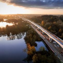 För att uppnå detta har HS2 Ltd arbetat nära med miljöexperter för att säkerställa att bron byggs på ett sätt som respekterar och skyddar den lokala miljön. Detta inkluderar återställning av naturområden och skapande av nya habitat för att kompensera för eventuella skador på den lokala floran och faunan. Foto: HS2-projekt