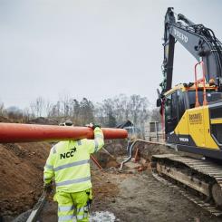 Uppdraget innebär ombyggnation av befintliga vatten- spillvatten- och dagvattenledningar på Artillerigatan-Gjörloffsgatan i centrala Landskrona. Fotograf: NCC