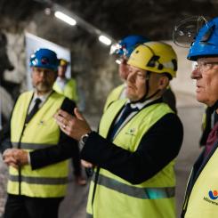 H.M. Konungen tyckte att Mälarenergis energilager var spännande och ställde många frågor av teknisk karaktär till Magnus Eriksson, vice vd för Mälarenergi. Foto: Henrik Mill