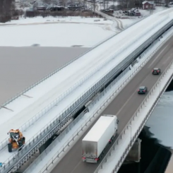 Forskare vid Luleå tekniska universitet samlar in mätdata vid gamla Kalixbron. Foto: LTU