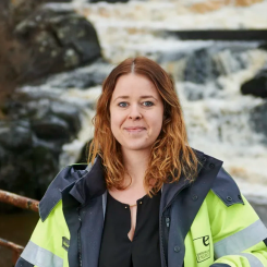 Charlotta Ekstrand jobbar som driftingenjör på Uddevalla Energi och är projektledare för arbetet med att modernisera miljötillstånden för samtliga fem vattenkraftverk. Foto: Uddevalla Energi