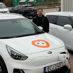 Elbil och laddhybrid fungerar utmärkt i Elcoms verksamhet. Foto: Elbilslandet Syd