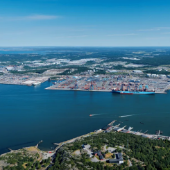 Göteborgs Hamn är Nordens största hamn och hanterar bland annat hälften av Sveriges totala containerhandel med utlandet. Bild: Göteborgs Hamn