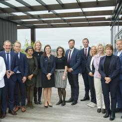 Från vänster Eva Egesborg Hansen, chef Nordisk Sekretariat, Udenrigsministeriet; Tue David Bak, Managing Director, Greater Copenhagen; Linus Eriksson, vd, Øresundsbro Konsortiet; Camilla Khokhar, vice direktör, Dansk Industri; Kristina Miskowiak Beckvard, Danmarks ambassadör till Sverige; Louise Schack Elholm (V), Danmarks minister för nordiskt samarbete; Jessika Roswall (M), Sveriges minister för nordiskt samarbete; Carl Johan Sonesson, ordförande Greater Copenhagen och regionstyrelsen i Region Skåne; Thomas Danielsen (V), Danmarks transportminister; Marie Trogstam, avd chef Hållbarhet och Infrastruktur, Svenskt Näringsliv; Charlotte Wrangberg, Sveriges ambassadör till Danmark; Katrin Stjernfeldt Jammeh, kommunstyrelsens ordförande i Malmö och styrelseledamot i Greater Copenhagen; Stephan Müchler, vd, Sydsvenska Industri- och Handelskammaren. Foto: Greater Copenhagen. Foto: Greater Copenhagen