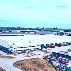 Lagret, som är på 17 500 kvadratmeter, har även anslutning till järnvägen. Foto: Maersk