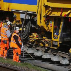 Arbetet med att förnya spåren innebär att Banedanmark kommer att genomföra arbetet på ett spår åt gången för att kunna upprätthålla tågtrafiken på sträckan. Detta kommer att innebära dagliga varningar via ett larmsystem när tåg passerar arbetsplatsen. Foto: Banedanmark