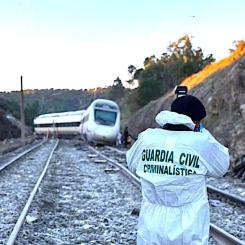 Undersökningsteamet vid olycksplatsen. Utredningen analyserar nu det specifika rälspartiet, som tillverkades 2023, för att avgöra om brottet beror på materialutmattning eller ett tillverkningsfel. Foto: Guardia Civil.