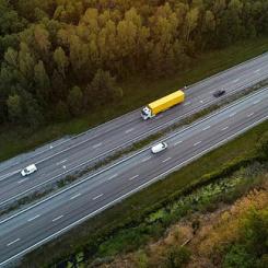 Genom data från fordon och digital kartläggning ska vägskador upptäckas snabbare och underhållet effektiviseras. Bild: Trafikverket