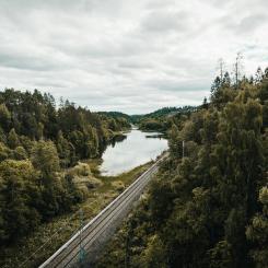 Landskap med damm och järnvägsspår i Asker, Norge. Foto: Jeremi Joseph/Unsplash