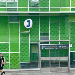 Den planerade tunnelbanestationen i Älvsjö kommer att ligga i nära anslutning till den befintliga pendeltågsstationen. Foto: Stina Wickenberg
