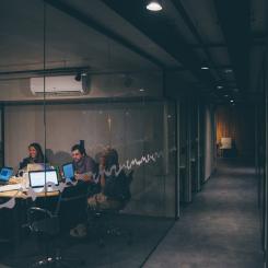 Hela 82 procent av de tillfrågade tror att deras anställda saknar kritisk cybersäkerhetskunskap. Foto: mario goghunsplash