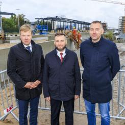 Anvar Salomets, vd för Rail Baltic Estonia, Vladimir Svet, infrastrukturminister, och Janar Tükk, leveranschef på Rail Baltic Estonia, tillkännagav landets stora upphandling. Foto: Rail Baltica.