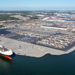 Terminalytan är klar och terminaloperatören kan nyttja de nya delarna innan invigning. I väst syns delar av de ytor som kommer att tas i bruk senare i samband med Stena Lines omlokalisering.  Foto: Göteborgs Hamn