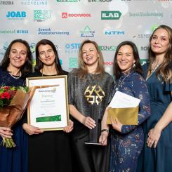 Stockholm Vatten och Avfall kammar hem priset som årets återvinningscentral på Återvinningsgalan. Från vänster: Jarina Edlund, Johanna Leuf, Sylwia Romanowska, Karin Sundin, Frida Wallin. Foto: Stockholm Vatten och Avfall