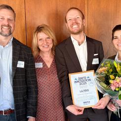 Eningo och Svevia vinner SBUFs utmärkelse Årets innovation. Från vänster: Andreas Bäckström, verksamhetsutvecklare, Svevia, Anneli Kouthoofd, vd SBUF, Gösta Malmqvist, vd Eningo, Jacqueline Wettergren, marknadschef Eningo. Foto: Svevia