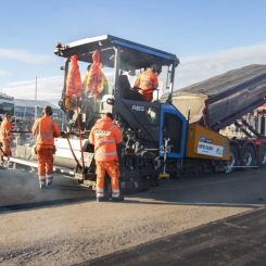 Läggaren kommer att bli den första eldrivna i den här storleken som fabrikstillverkas för marknaden kommer nu att testas under fyra veckor. Foto: Peab Asfalt