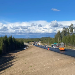 Nu återstår bara en kortare sträcka att asfaltera på väg 23. Foto: Trafikverket