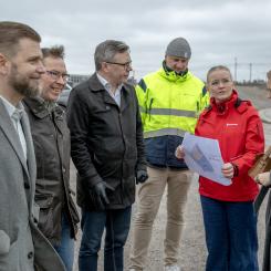 Johan Lindeberg, Christer Sundqvist, Johan Söderberg, Emil Pantzar affärsområdeschef Sörmland Vatten och Maja Larsson presenterar planerna för Katrineholms Återbrukanläggning. Foto: Katrineholms kommun