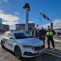 Från vänster: Lena Johansson, regionchef Öst, Yazdan Gilani, avdelningschef och säkerhetsansvarig Aviation, Håkan Lindoff, operativ chef Bevakning, och en av skyddsvakterna i uppdraget. Foto: AVARN