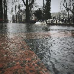 Kraftigt regn orsakar översvämningar på gator i Odesa, Ukraina. Foto: Igor Tudoran/Unsplash