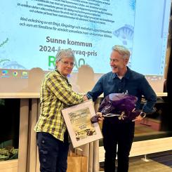 Gun-Britt Olsson, miljöingenjör på Sunne kommun, tar emot diplomet. Foto: Sunne kommun