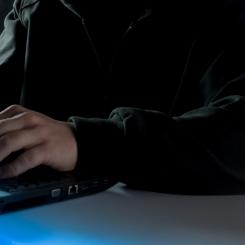 Mejlen dyker upp som svar på tidigare e-postmeddelanden, vilket kallas trådkapning, och innehåller zippade HTML-bilagor. Foto: bermix studio unsplash