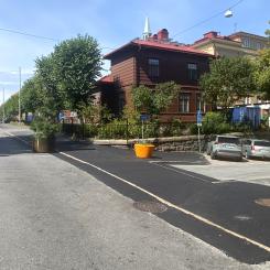 Falkgatan på sträckan förbi Ånässkolans huvudentré, rakt fram i bilden, har nu stängts av för bilar. Bilister som ska passera skolan får istället köra runt den på sidogatorna. Bild: Göteborgs Stad