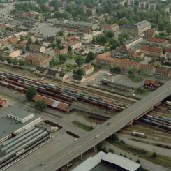 Bild på järnvägen vid Älmhult 1997. Foto: Jan Norrman/Wikimedia Commons/https://commons.wikimedia.org/wiki/File:%C3%84lmhult_-_KMB_-_16000700010669.jpg